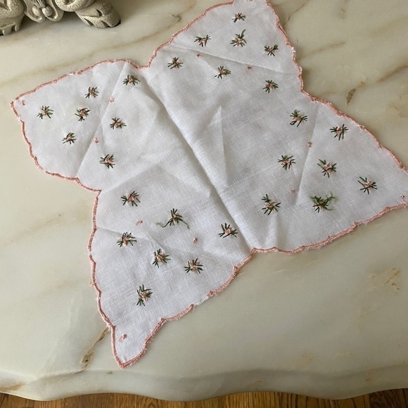 Vintage Small Floral Embroidered Placemat and Napkin. White and pink - Picture 5 of 12